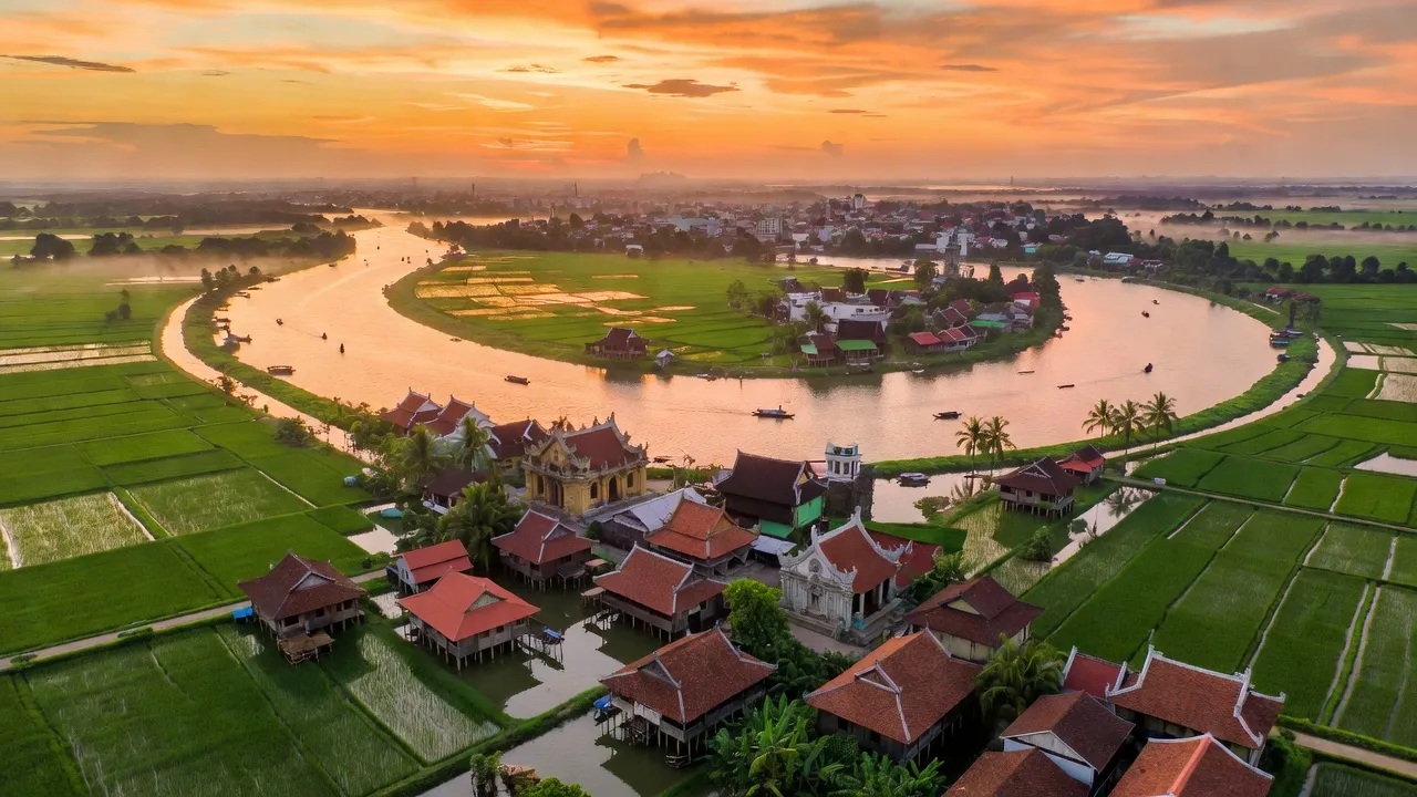 Khung cảnh thành phố Châu Đốc, An Giang với cánh đồng xanh và dòng sông Mekong tuyệt đẹp.