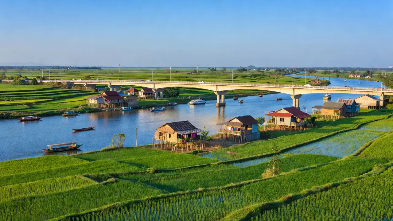 Cảnh sắc xã Vĩnh Châu, Châu Đốc, An Giang với ruộng xanh và sông Hậu, trời sáng.