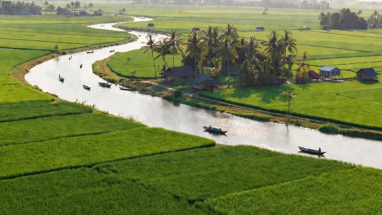 Xã Mỹ Hội Đông, Huyện Chợ Mới, An Giang với sông Tiền, cánh đồng xanh và cảnh sống thanh bình.