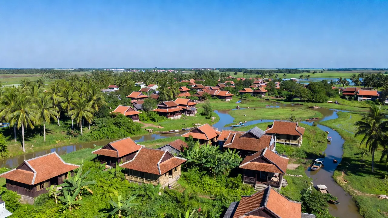 Thị trấn Mỹ Luông, huyện Chợ Mới, tỉnh An Giang với cây xanh và nhà truyền thống, khung cảnh thanh bình.
