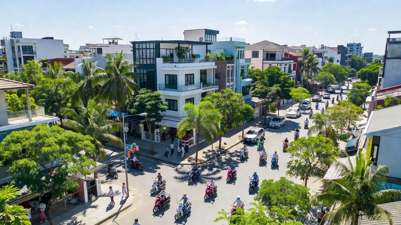 Khung cảnh phường Bình Khánh, Long Xuyên, An Giang với con đường, cây xanh và kiến trúc nhà ở hiện đại.