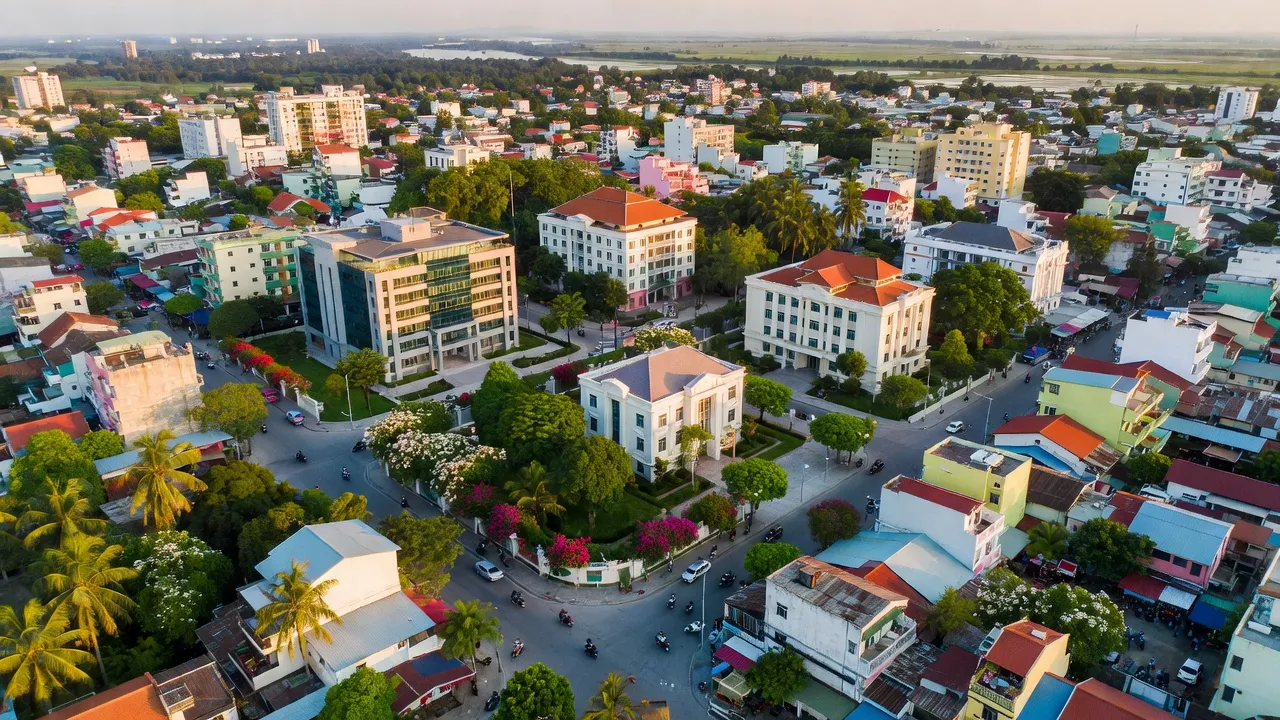 Phường Mỹ Bình, thành phố Long Xuyên, tỉnh An Giang với cảnh quan đô thị xanh tươi và các công trình hành chính.