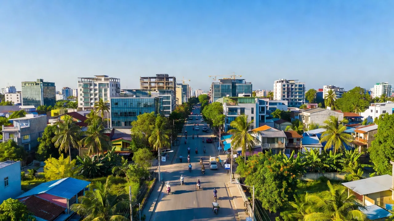 Thị trấn Núi Sập, huyện Thoại Sơn, An Giang với cảnh sắc đô thị và thiên nhiên xanh mát.