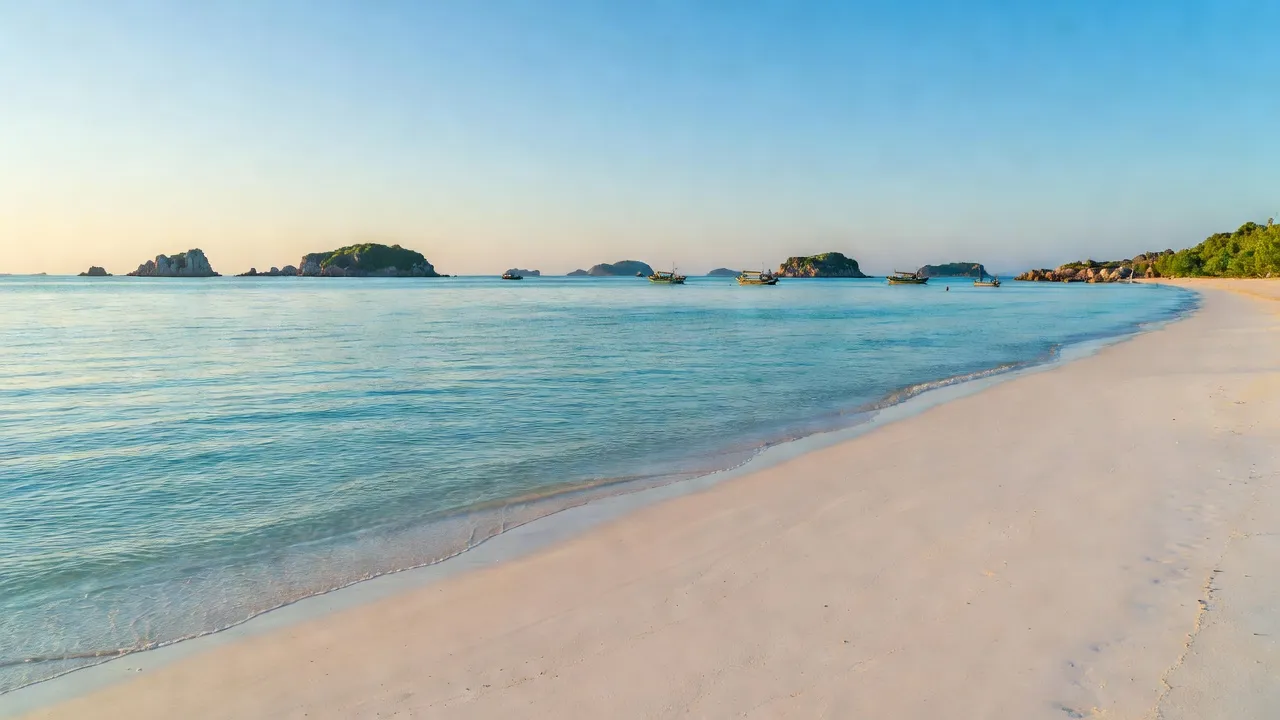 Cảnh biển huyện Côn Đảo với các hòn đảo và bãi cát trắng, nổi bật vẻ đẹp tự nhiên.