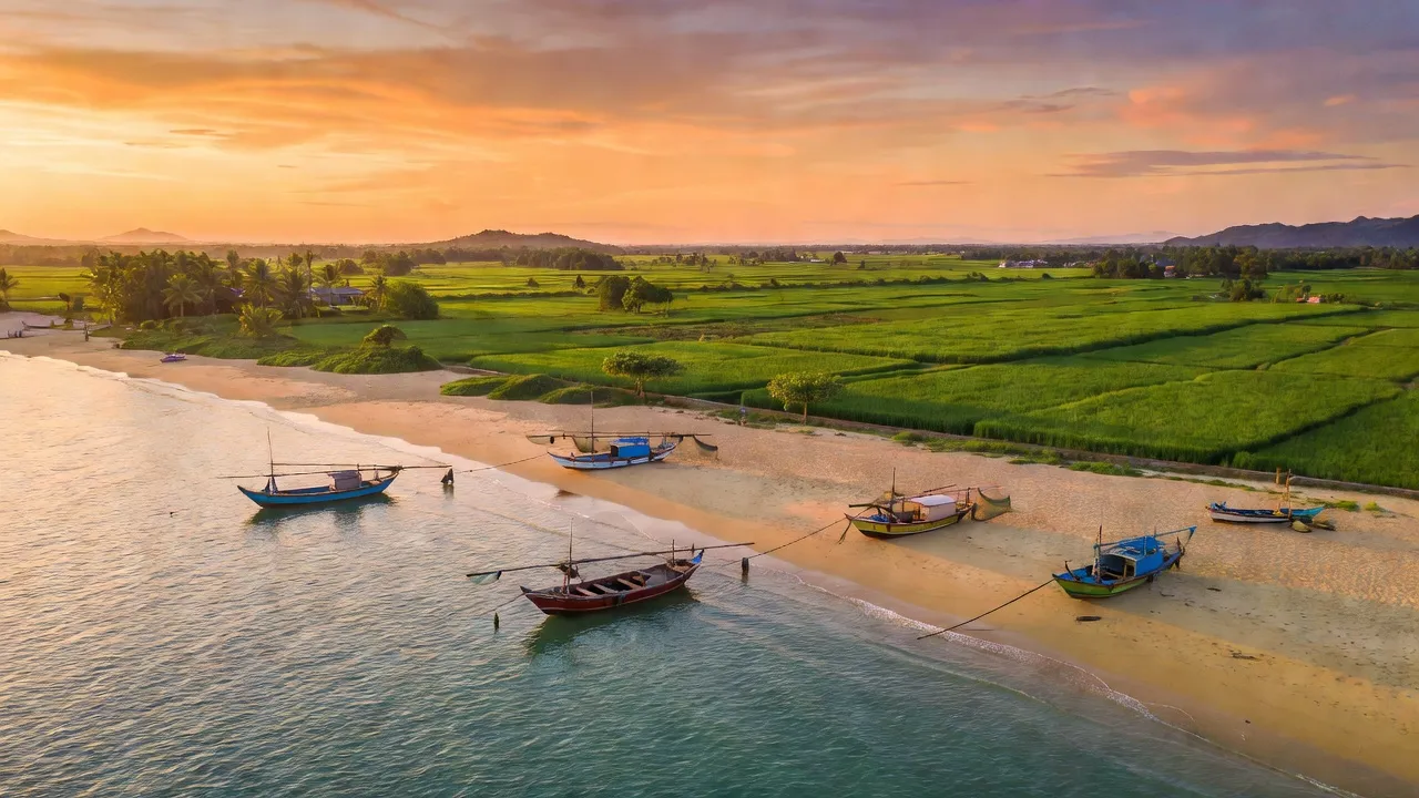 Cảnh biển Phước Tỉnh, huyện Long Đất, Bà Rịa - Vũng Tàu, với bến cảng và nắng vàng.