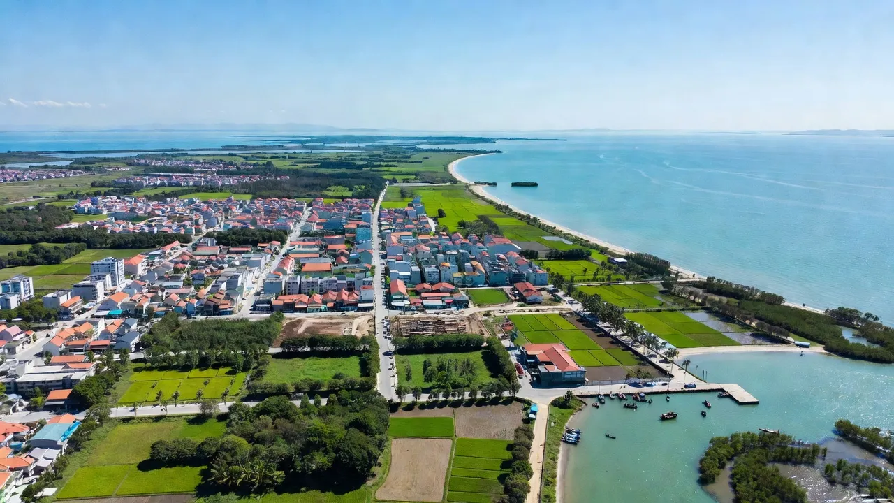 Khung cảnh Tân Hải, Phú Mỹ, Bà Rịa - Vũng Tàu với không gian đô thị và thiên nhiên xanh tươi.