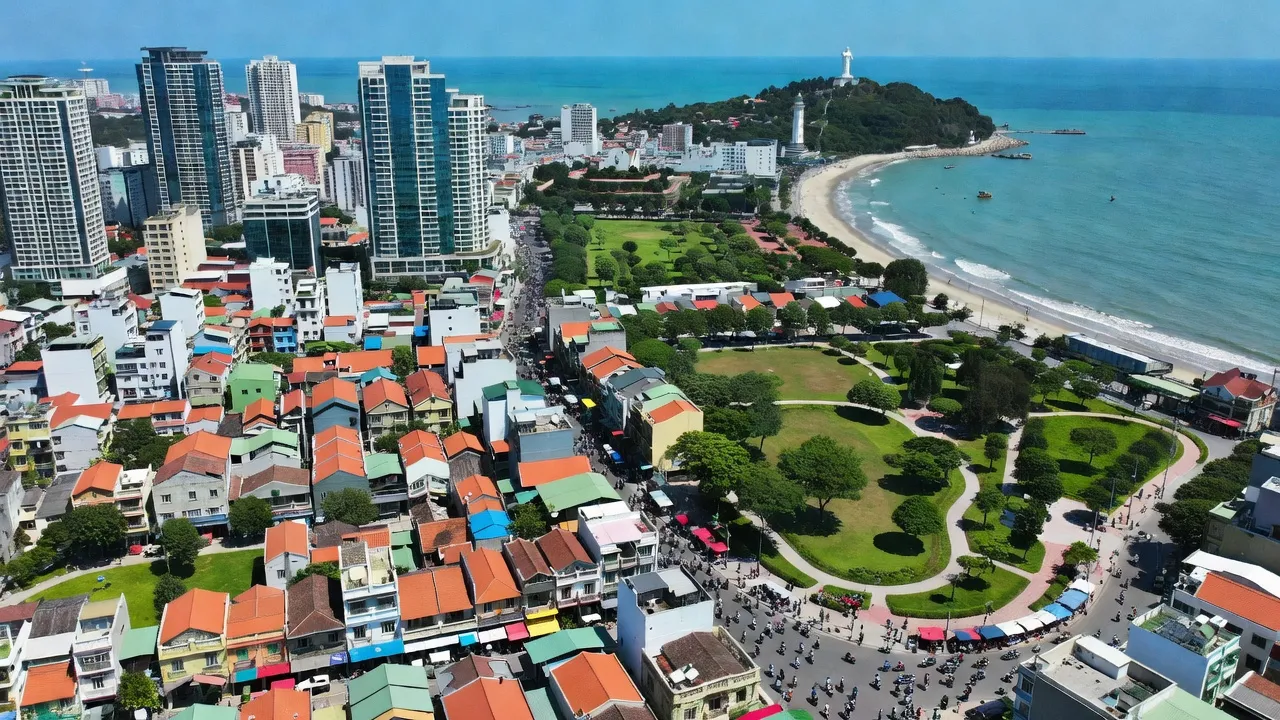 Phường 5, Vũng Tàu với sự phát triển đô thị và gần Biển Đông, cảnh sắc tươi sáng.