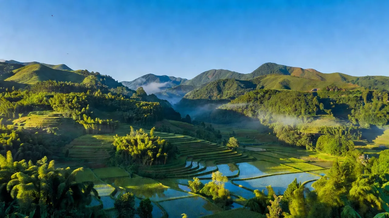 Cảnh quan xã Kim Sơn, huyện Lục Ngạn, tỉnh Bắc Giang với núi đồi và ruộng bậc thang.