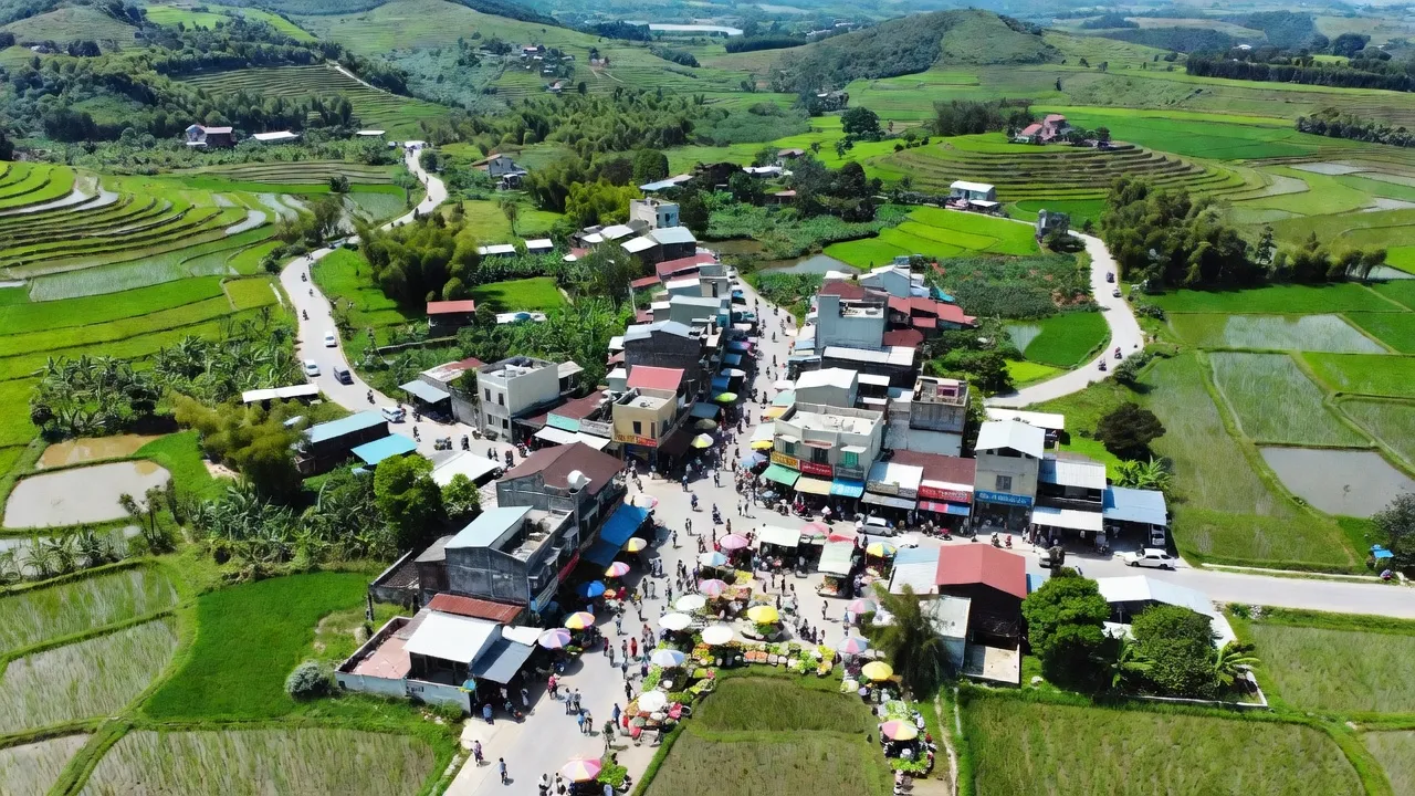 Toàn cảnh thị trấn An Châu, huyện Sơn Động, tỉnh Bắc Giang với thiên nhiên tươi đẹp.