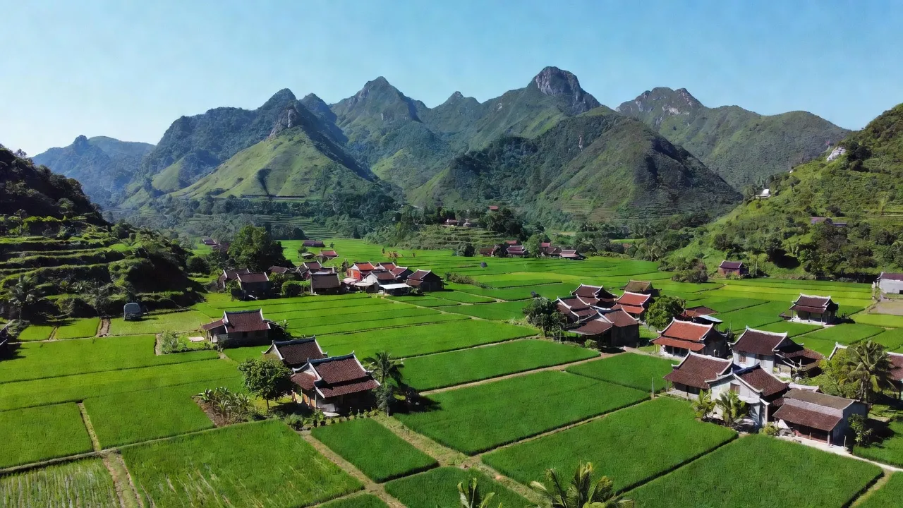 Toàn cảnh núi rừng xã Tuấn Đạo, huyện Sơn Động, Bắc Giang với nhà truyền thống và ruộng xanh.
