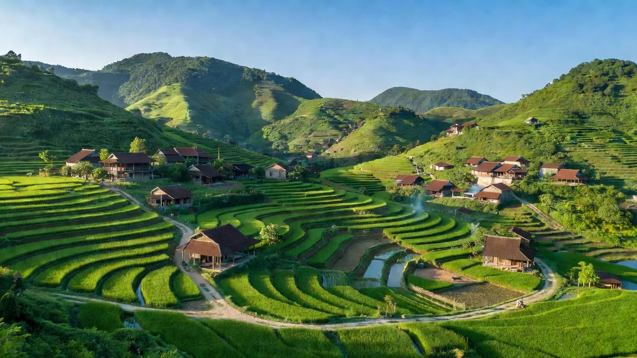 Khung cảnh núi non xã Hợp Đức, huyện Tân Yên, Bắc Giang với nhà truyền thống và bầu trời xanh.