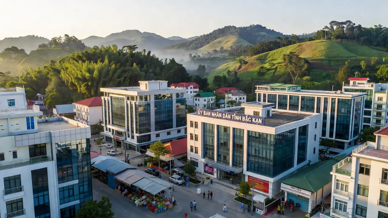 Khung cảnh thành phố Bắc Kạn với kiến trúc hiện đại và đồi xanh tươi đẹp, thể hiện sự phát triển đô thị.