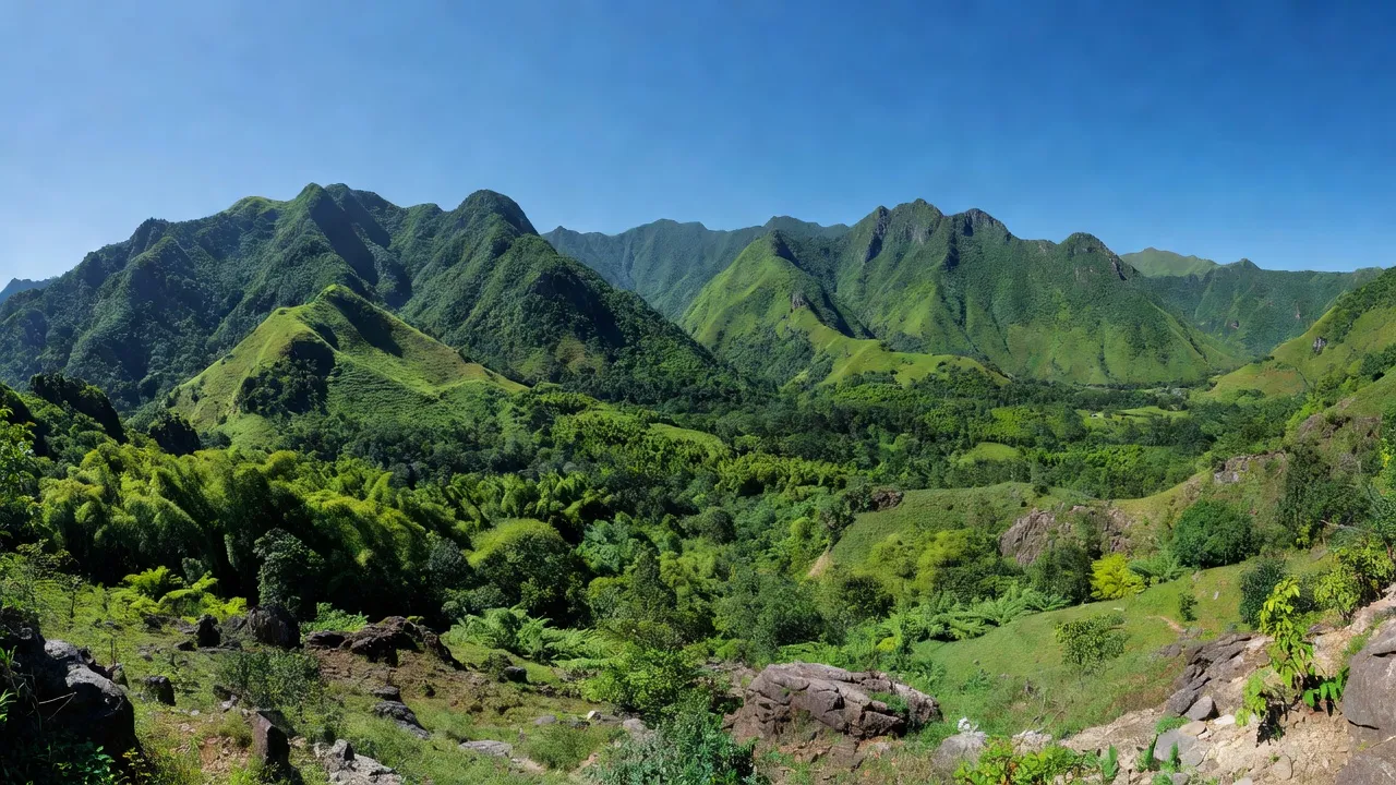 Khung cảnh thiên nhiên Nam Cường, huyện Chợ Đồn, tỉnh Bắc Kạn với núi non hùng vĩ và bầu trời xanh.
