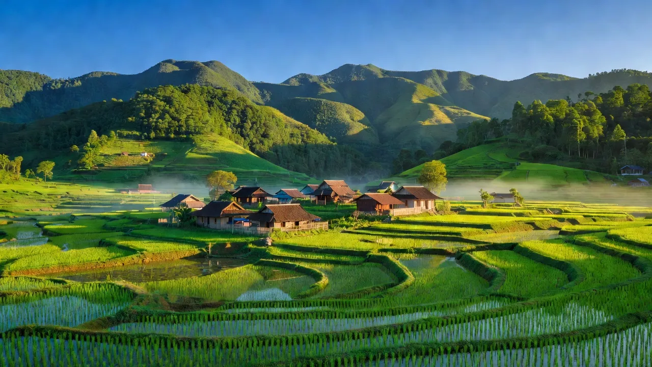 Cảnh quan xã Trần Phú, huyện Na Rì, tỉnh Bắc Kạn với núi non, nhà truyền thống và cánh đồng lúa.