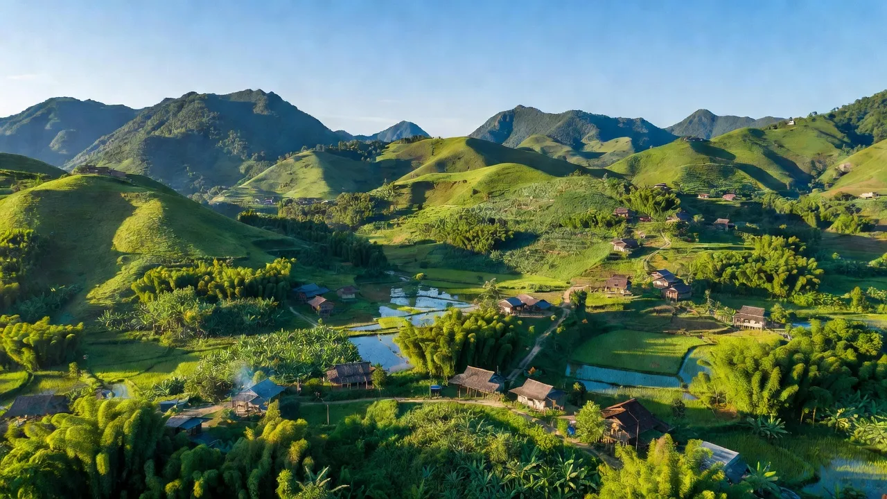 Cảnh đẹp xã Văn Lang, huyện Na Rì, tỉnh Bắc Kạn với đồi núi và làng mạc xanh tươi.