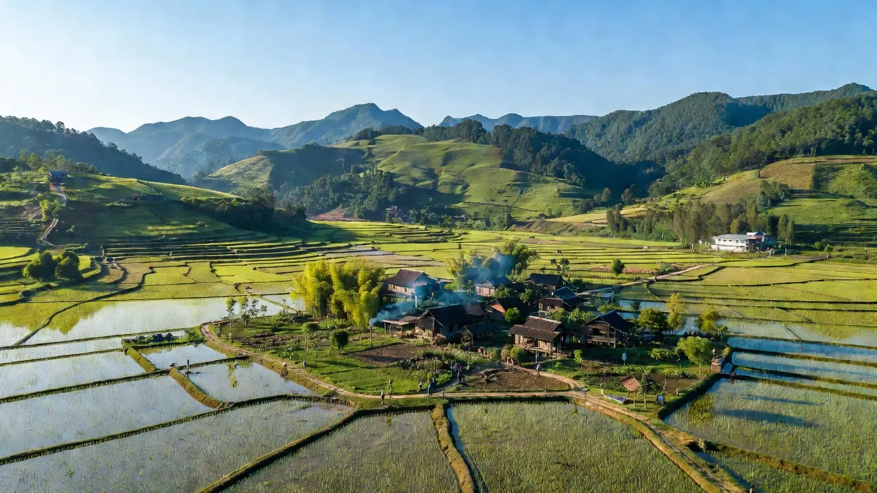 Bằng Thành, Pác Nặm, Bắc Kạn - cảnh quan thiên nhiên hùng vĩ với núi non và cánh đồng.