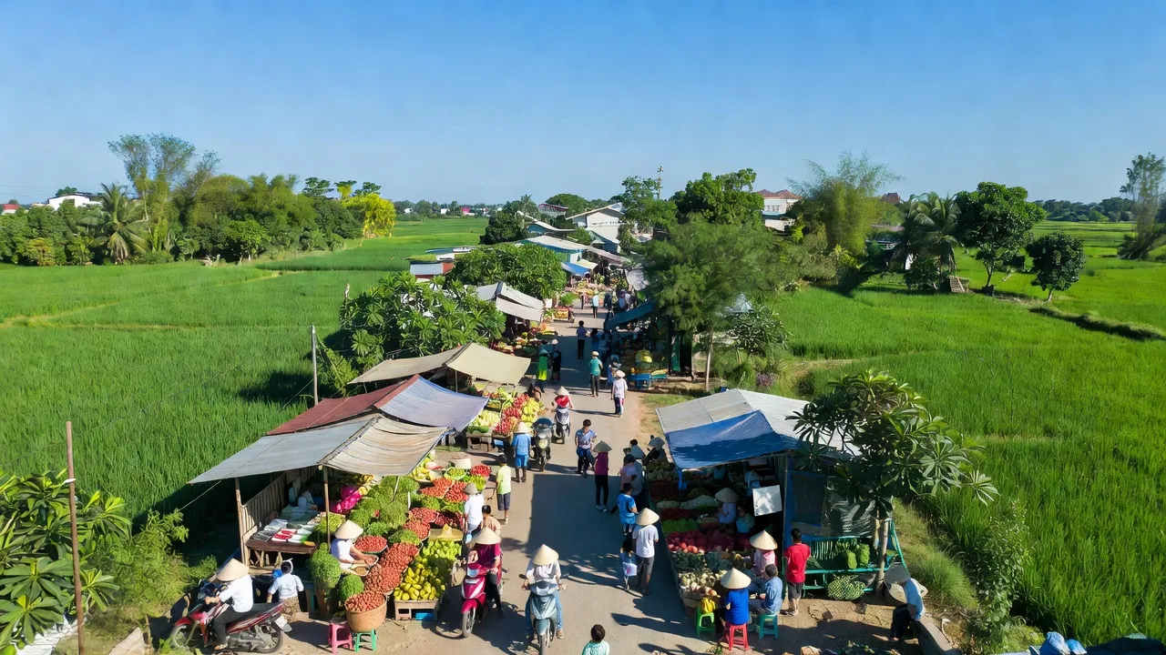 Khung cảnh Phường Trạm Lộ, Thị xã Thuận Thành, tỉnh Bắc Ninh với đường phố sầm uất và cảnh quan xanh tươi.