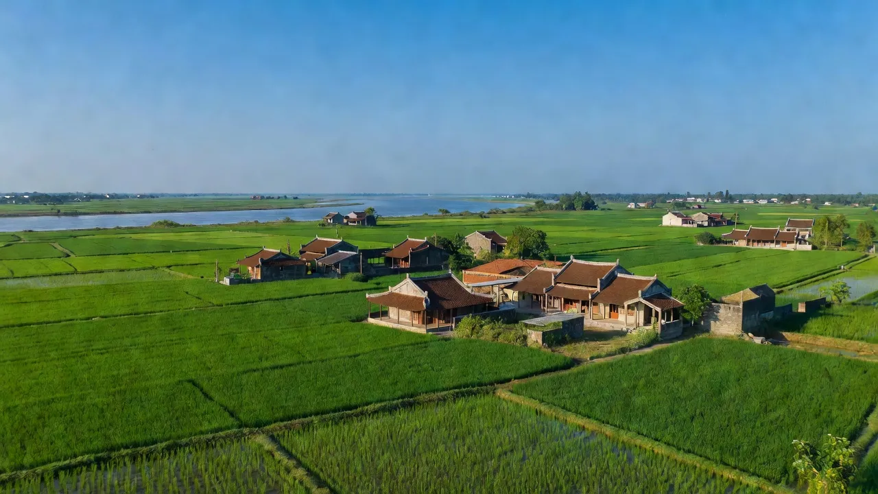 Khung cảnh làng Liên Bão, huyện Tiên Du, Bắc Ninh, với cánh đồng xanh tươi và bầu trời trong vắt.