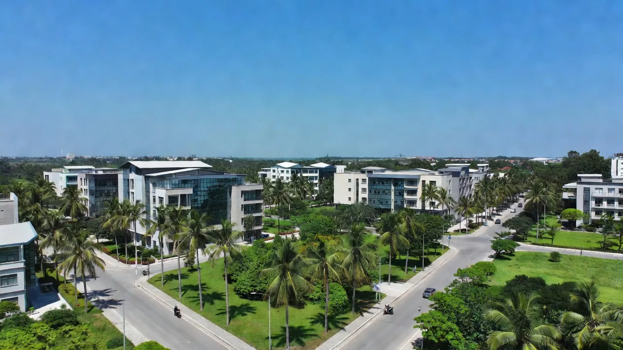 Phong cảnh phường Đông Ngàn, thành phố Từ Sơn, tỉnh Bắc Ninh với tòa nhà UBND và cây cối xanh tươi.