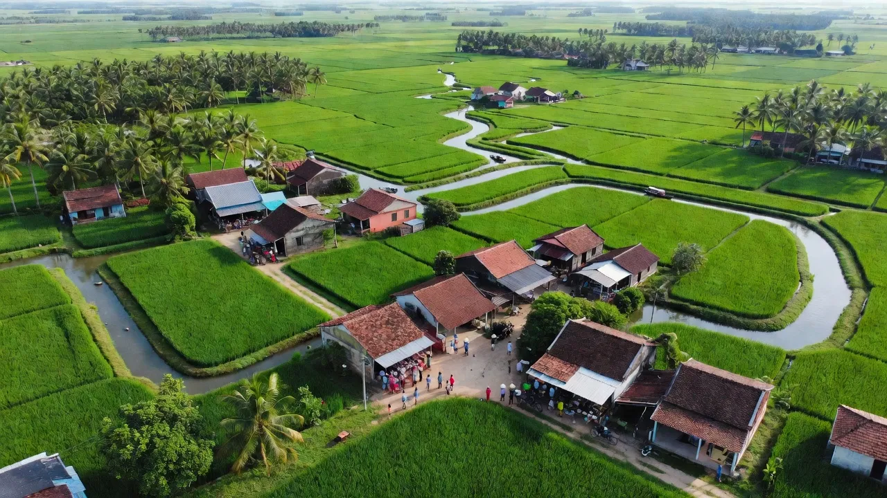 Thị trấn Tiệm Tôm, huyện Ba Tri, Bến Tre với cảnh quan xanh tươi và nhịp sống nhộn nhịp.