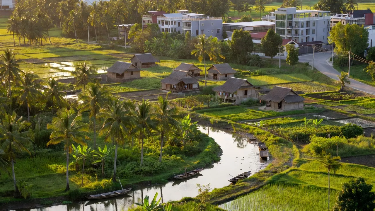 Khung cảnh Xã Phú Hưng, Bến Tre với thiên nhiên xanh tươi, nhà truyền thống và phát triển đô thị.