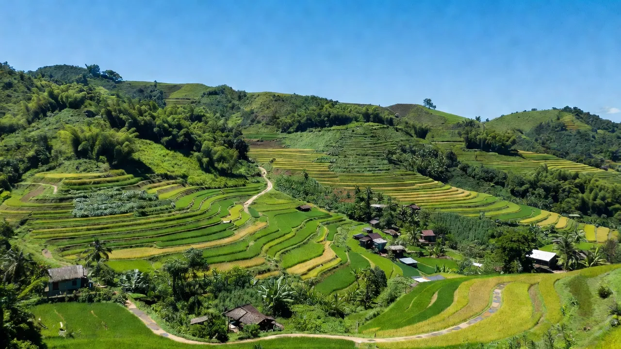 Cảnh quan xã An Quang, huyện An Lão, Bình Định với đồi núi xanh mướt và cánh đồng nông nghiệp.