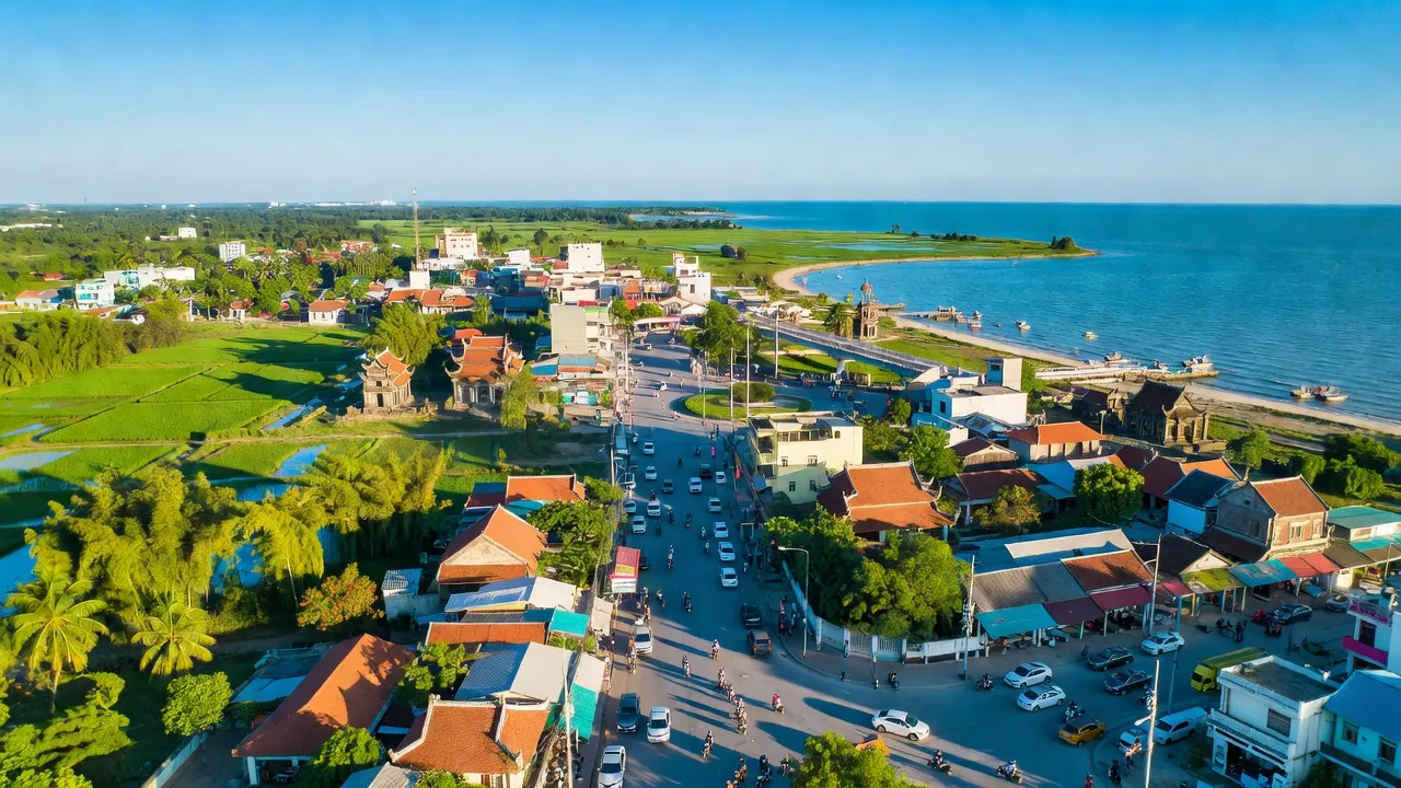 Khung cảnh thị xã An Nhơn, Bình Định với đường phố, kiến trúc Việt Nam và cảnh quan xanh mát.