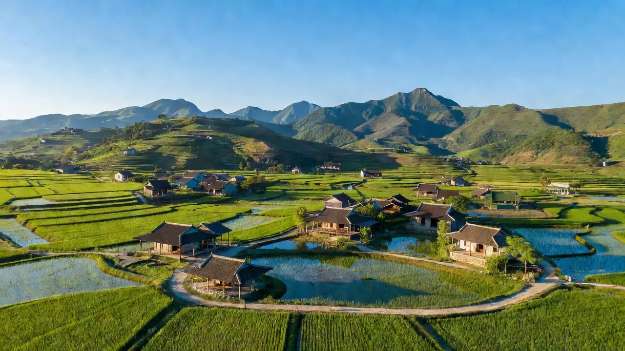 Khung cảnh núi non ở xã Ân Hữu, huyện Hoài Ân, tỉnh Bình Định với nhà truyền thống và đồng ruộng.
