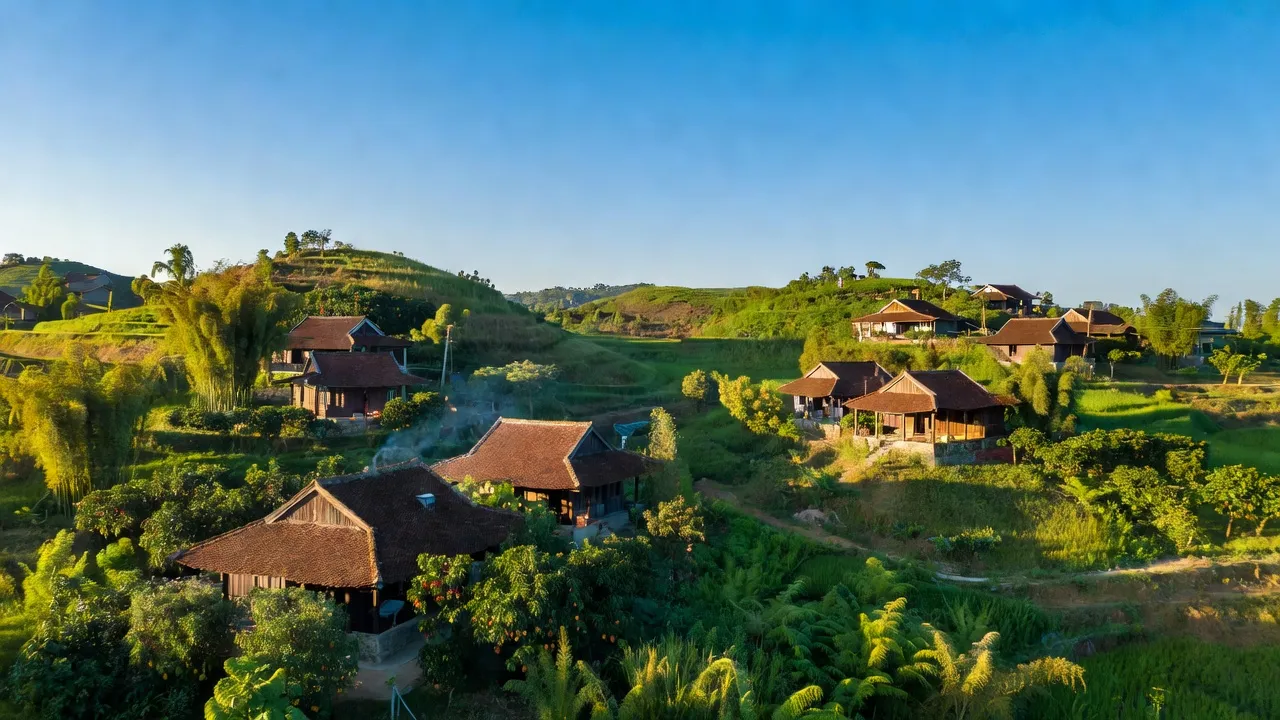 Cảnh đẹp xã Ân Phong, huyện Hoài Ân, tỉnh Bình Định với nhà cổ và đồi xanh tươi.