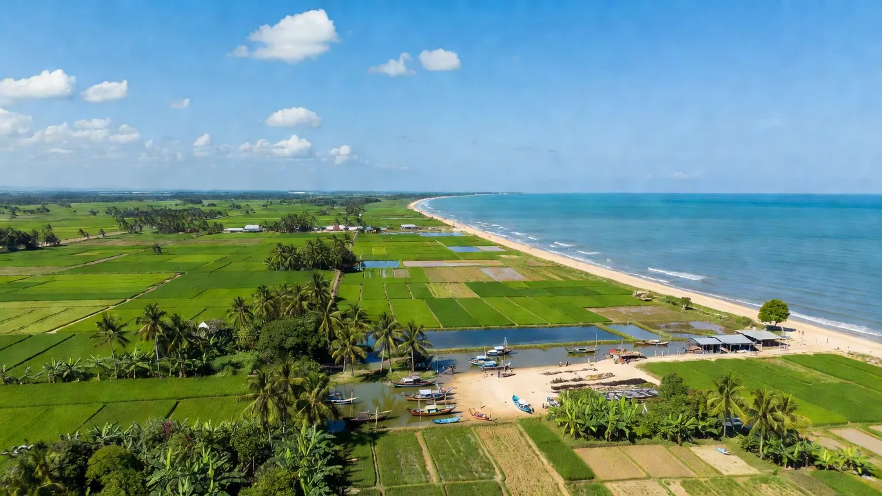 Khung cảnh huyện Phù Cát, Bình Định với bãi biển và đồng bằng xanh tươi dưới bầu trời trong xanh.
