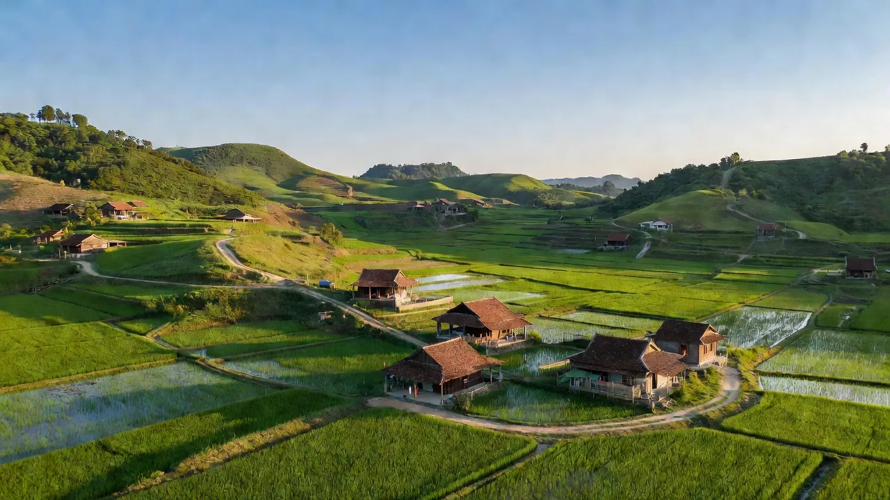 Cảnh sắc yên bình xã Canh Hòa, huyện Vân Canh, tỉnh Bình Định với đồi núi và ruộng bậc thang.