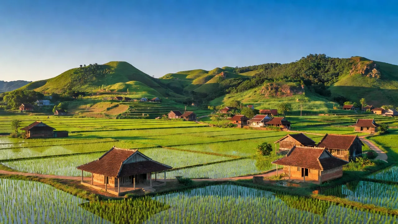 Khung cảnh thiên nhiên đẹp ở xã Định Hiệp, huyện Dầu Tiếng, Bình Dương với đồi núi và cánh đồng.
