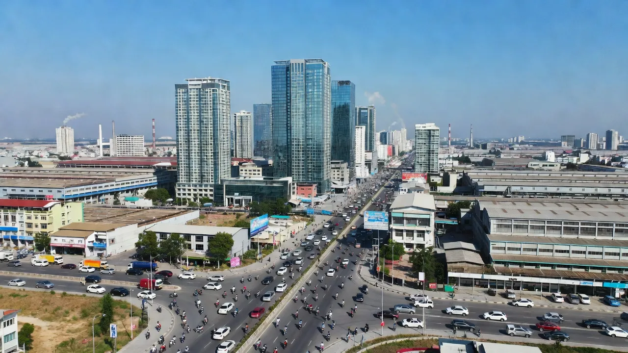 Cảnh quan thành phố Dĩ An, tỉnh Bình Dương, khu công nghiệp và tòa nhà hiện đại, phát triển kinh tế.