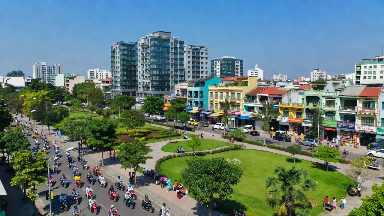 Phường Đông Hòa, Thành phố Dĩ An, Bình Dương với kiến trúc địa phương và không gian xanh.