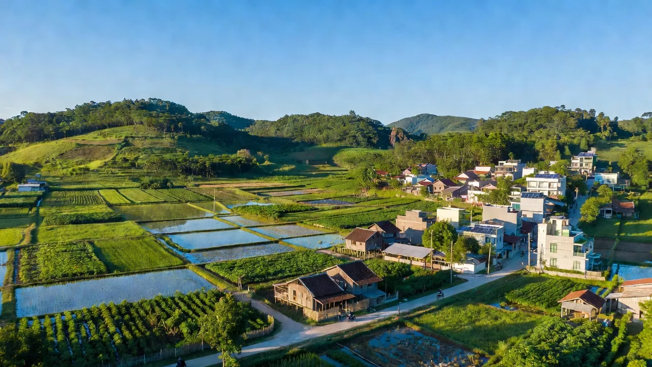 Khung cảnh Xã Phước Hoà, huyện Phú Giáo, Bình Dương với đồi núi, đất nông nghiệp và khu dân cư.