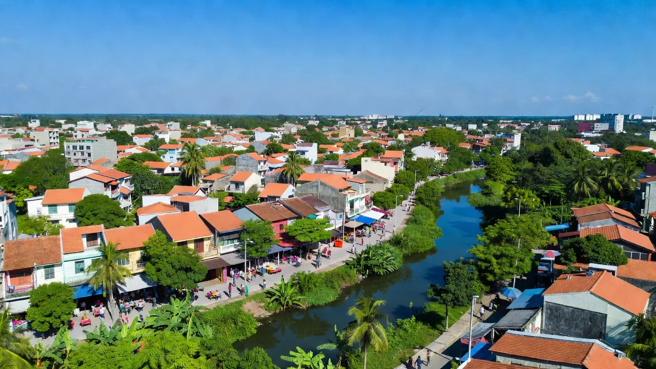 Khung cảnh Phường Tương Bình Hiệp, thành phố Thủ Dầu Một, với Suối Giữa và hoạt động đông đúc.