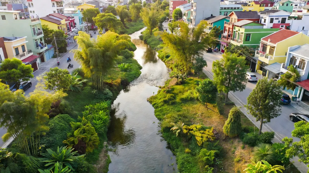 Khung cảnh phường Tương Bình Hiệp, Thủ Dầu Một với Suối Giữa và không gian xanh mát.