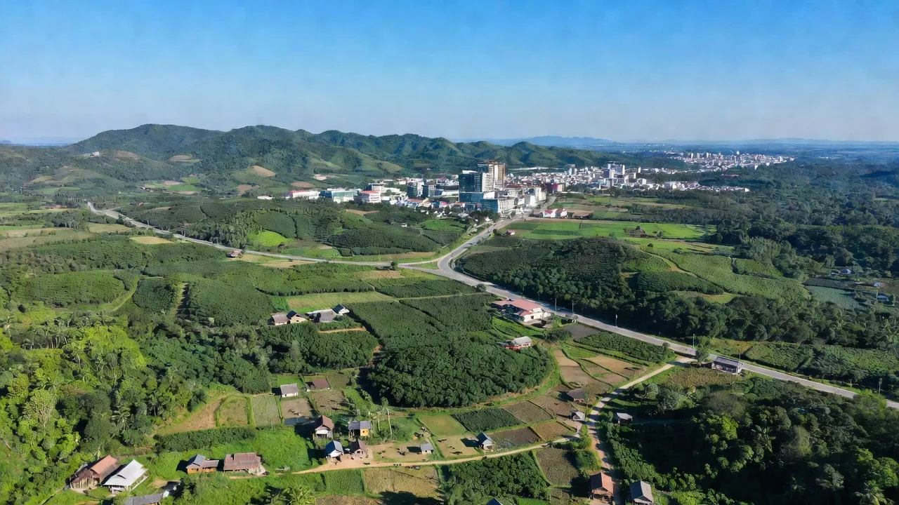 Khung cảnh tỉnh Bình Phước với đồi và thành phố Đồng Xoài, nổi bật vị trí chiến lược miền Nam Việt Nam.