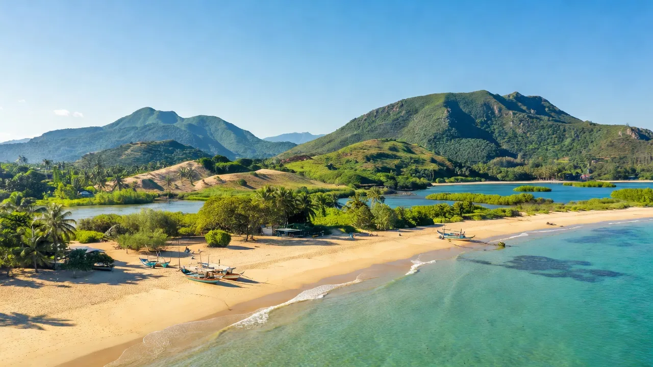 Cảnh biển tại Huyện Hàm Tân, tỉnh Bình Thuận, với bờ biển và núi đồi hùng vĩ.