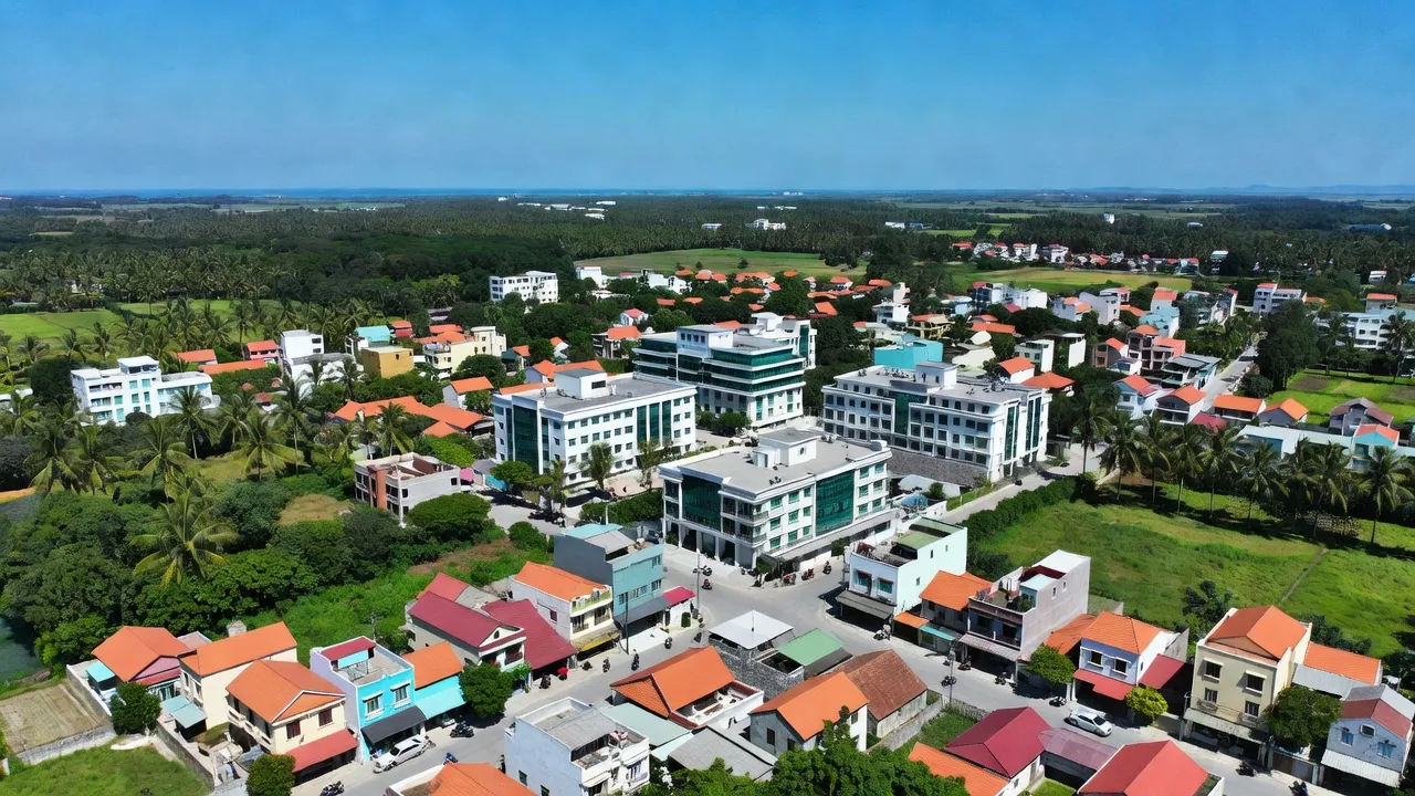Quang cảnh thị trấn Thuận Nam, huyện Hàm Thuận Nam, tỉnh Bình Thuận với kiến trúc hiện đại và thiên nhiên xanh tươi.