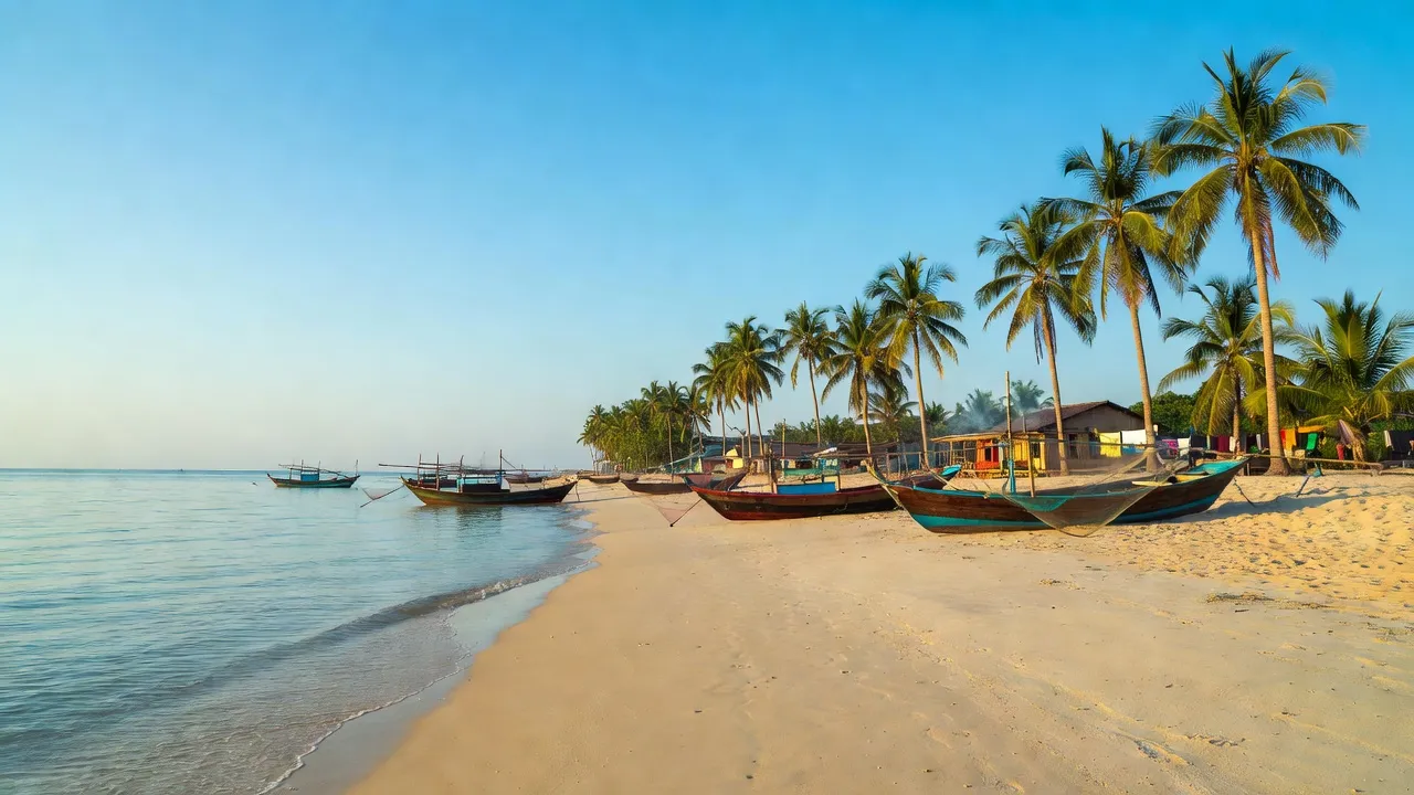 Bãi biển Tân Tiến, La Gi, Bình Thuận với cát trắng và trời xanh, thể hiện vẻ đẹp thiên nhiên.