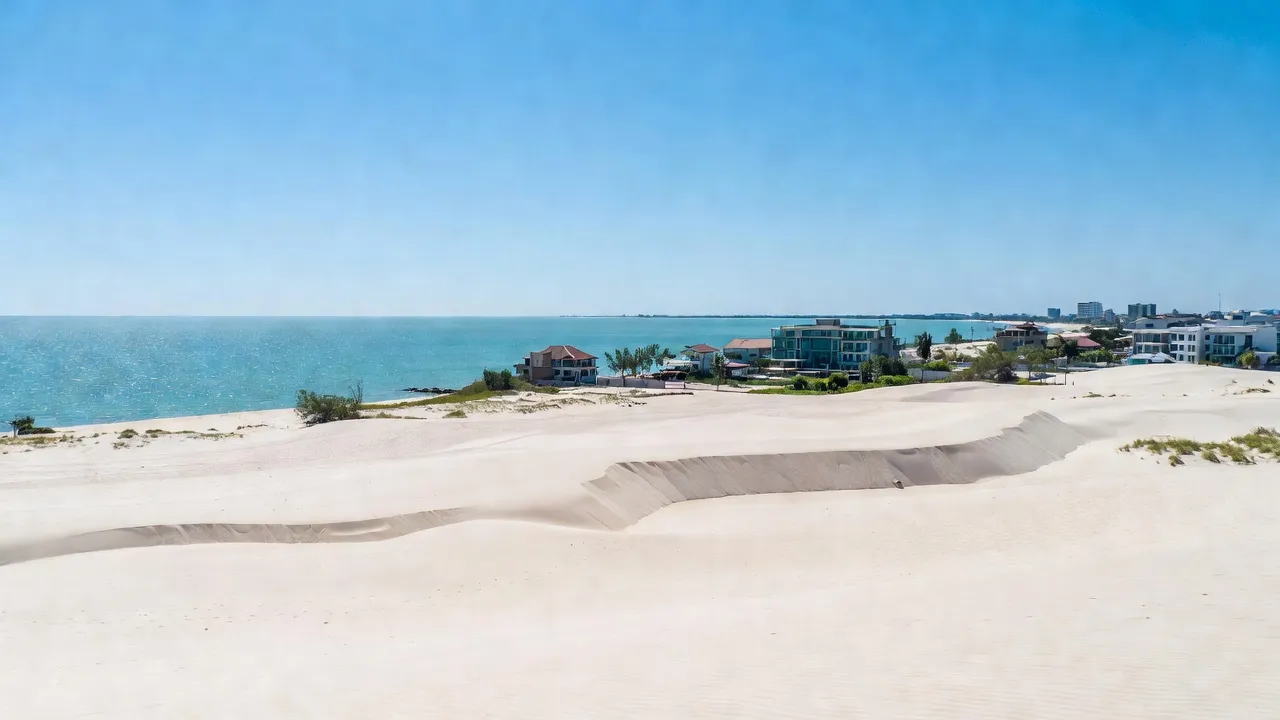 Cảnh đẹp xã Tiến Thành, Phan Thiết với cát trắng, biển xanh, phù hợp cho phát triển đô thị.
