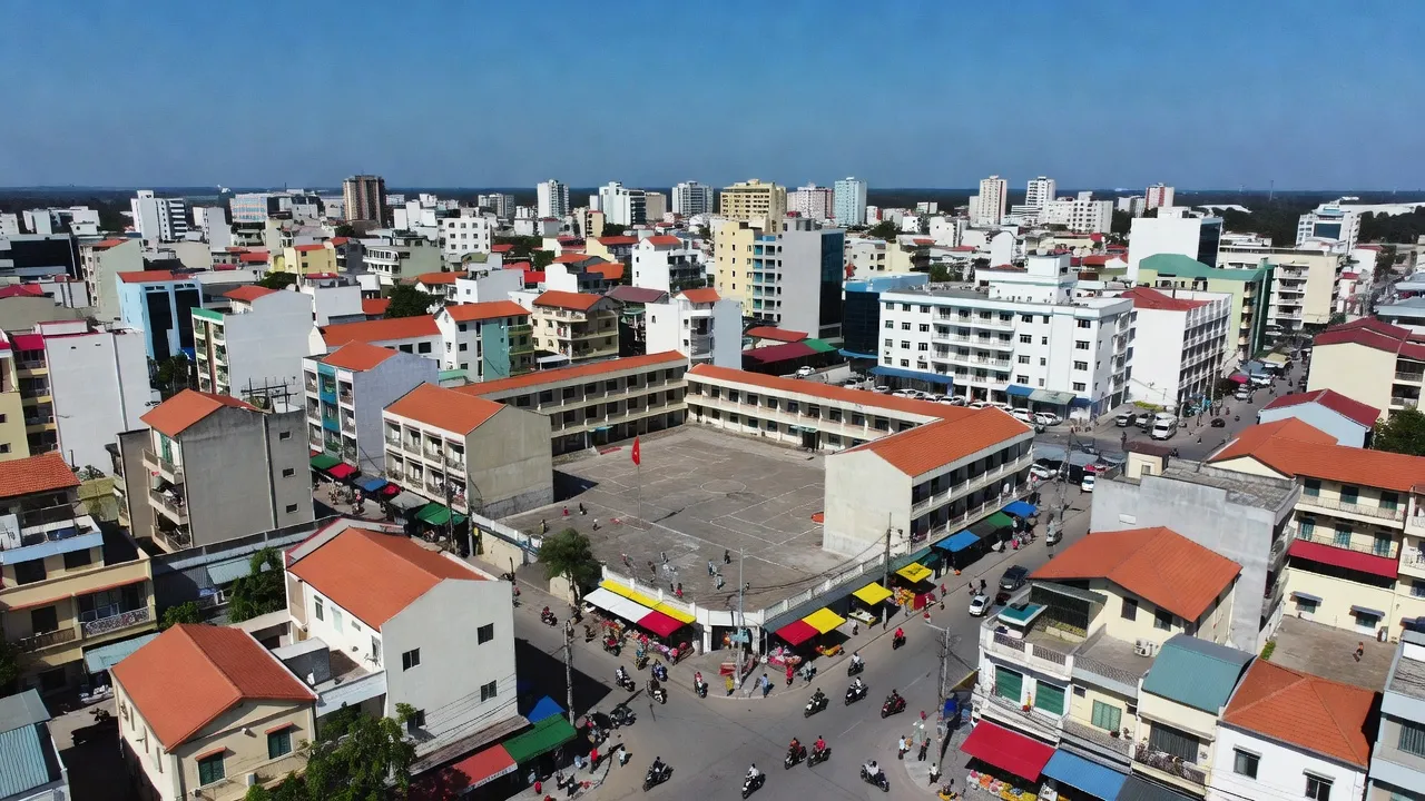 Cảnh quan đô thị phường Xuân An, thành phố Phan Thiết, tỉnh Bình Thuận với các trường học và bệnh viện.