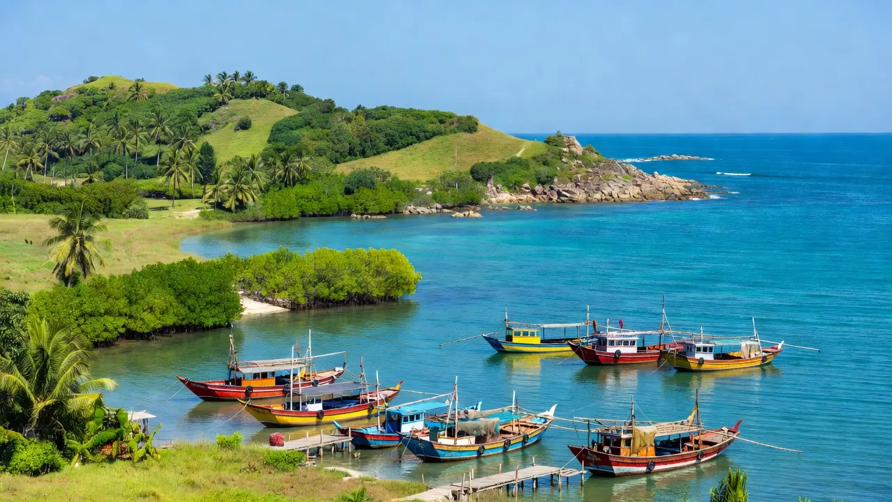 Khung cảnh hòn đảo Phú Quý, tỉnh Bình Thuận với biển xanh và thuyền đánh cá, địa điểm du lịch hấp dẫn.