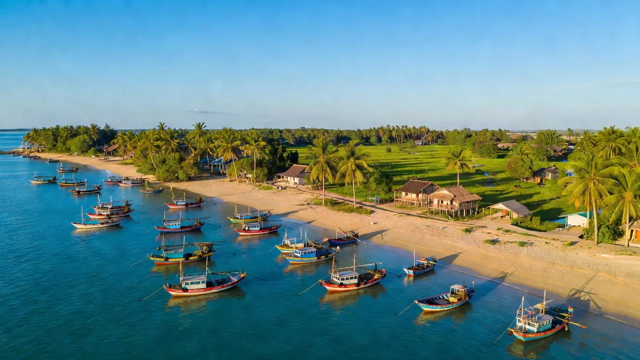 Toàn cảnh xã Tam Thanh, huyện Phú Quý, tỉnh Bình Thuận với biển xanh và thuyền đánh cá.