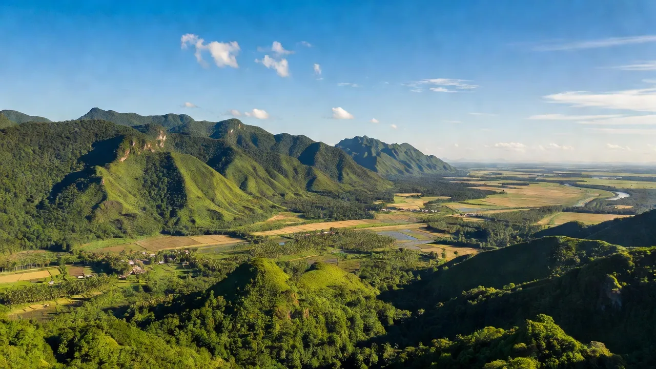 Khung cảnh huyện Tánh Linh, Bình Thuận với đồi núi và đồng bằng sông La Ngà xanh tươi.