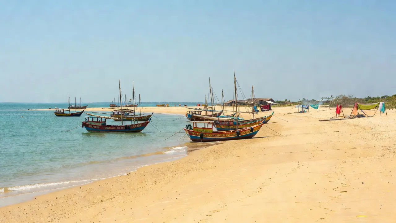 Cảnh biển huyện Tuy Phong, Bình Thuận với bãi cát trắng và thuyền đánh cá truyền thống.