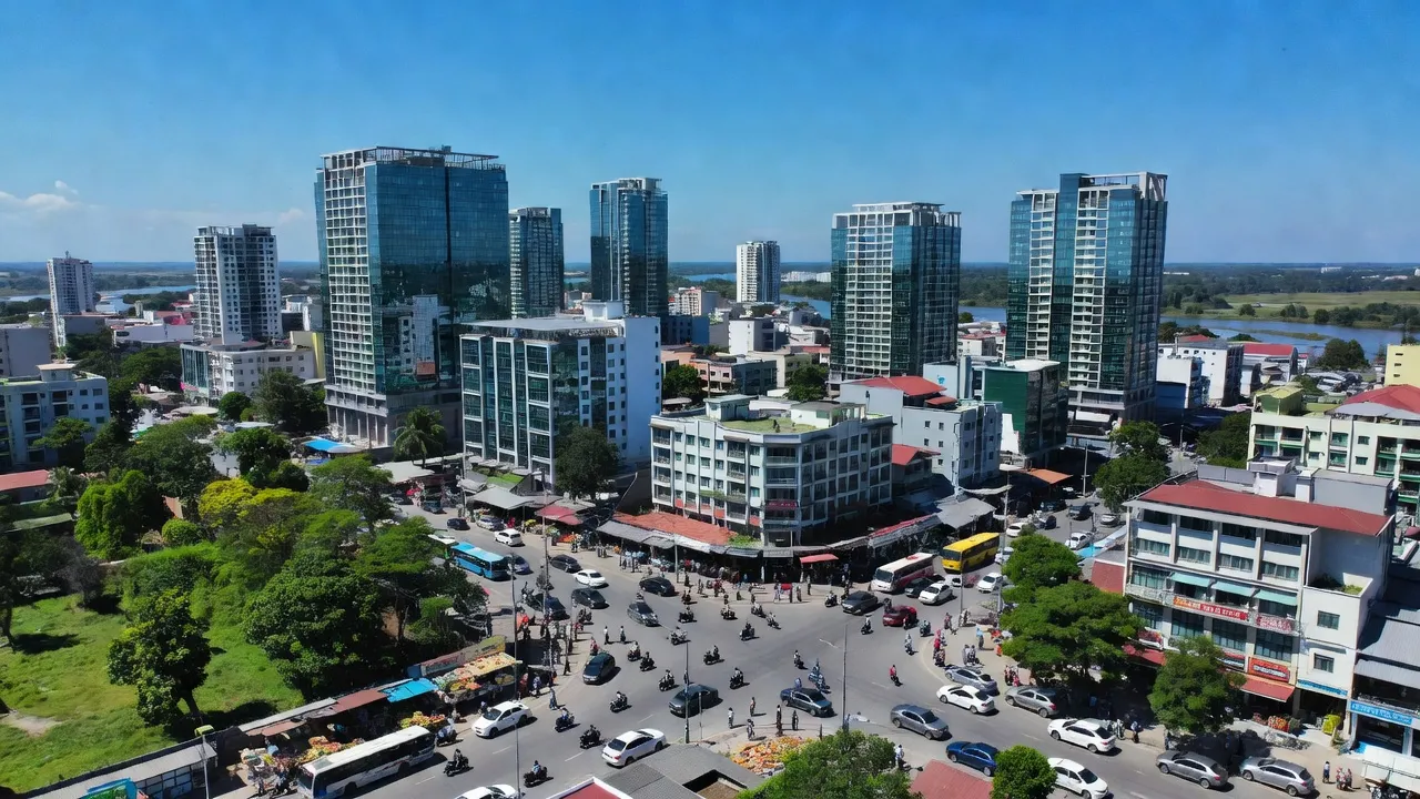 Thành phố Cà Mau với tòa nhà hiện đại, cây xanh và hoạt động nhộn nhịp, miền cực nam Việt Nam.