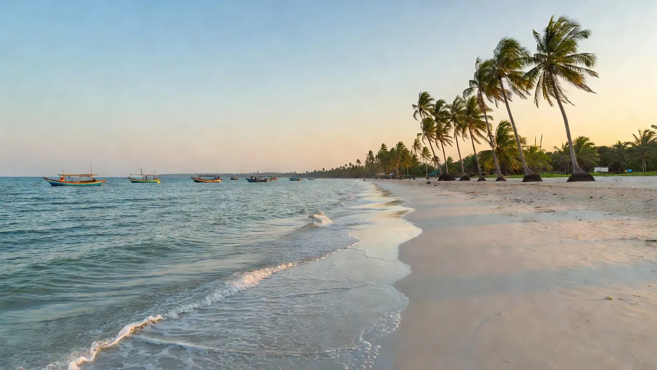 Bãi biển xã Nguyễn Huân, huyện Đầm Dơi, Cà Mau với thuyền đánh cá và cây dừa ven biển.