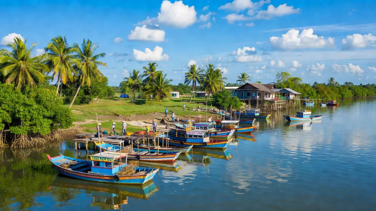 Khung cảnh thị trấn Rạch Gốc, huyện Ngọc Hiển, Cà Mau với biển và thuyền đánh cá.